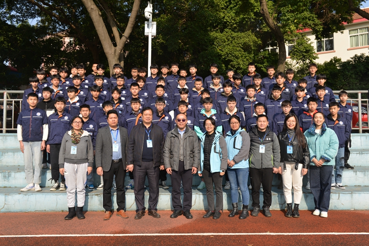 企業(yè)代表、學(xué)院領(lǐng)導(dǎo)、老師與訂單班學(xué)生合影留念.jpg