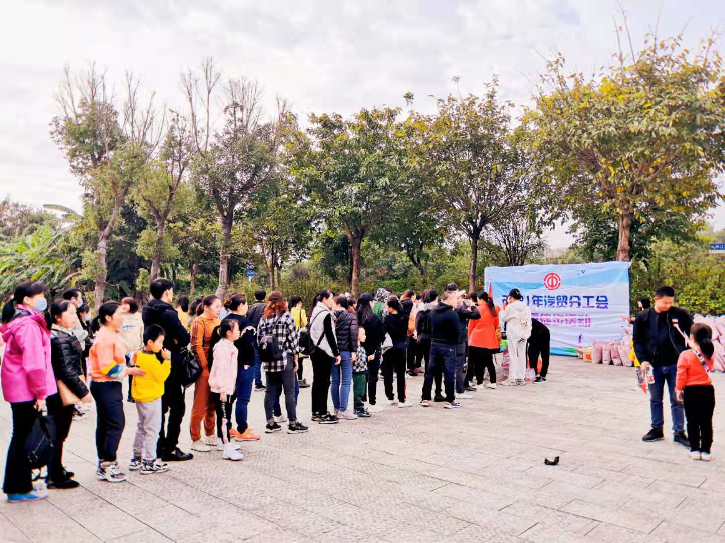 1637049964381478.jpg 排隊(duì)簽到1.jpg